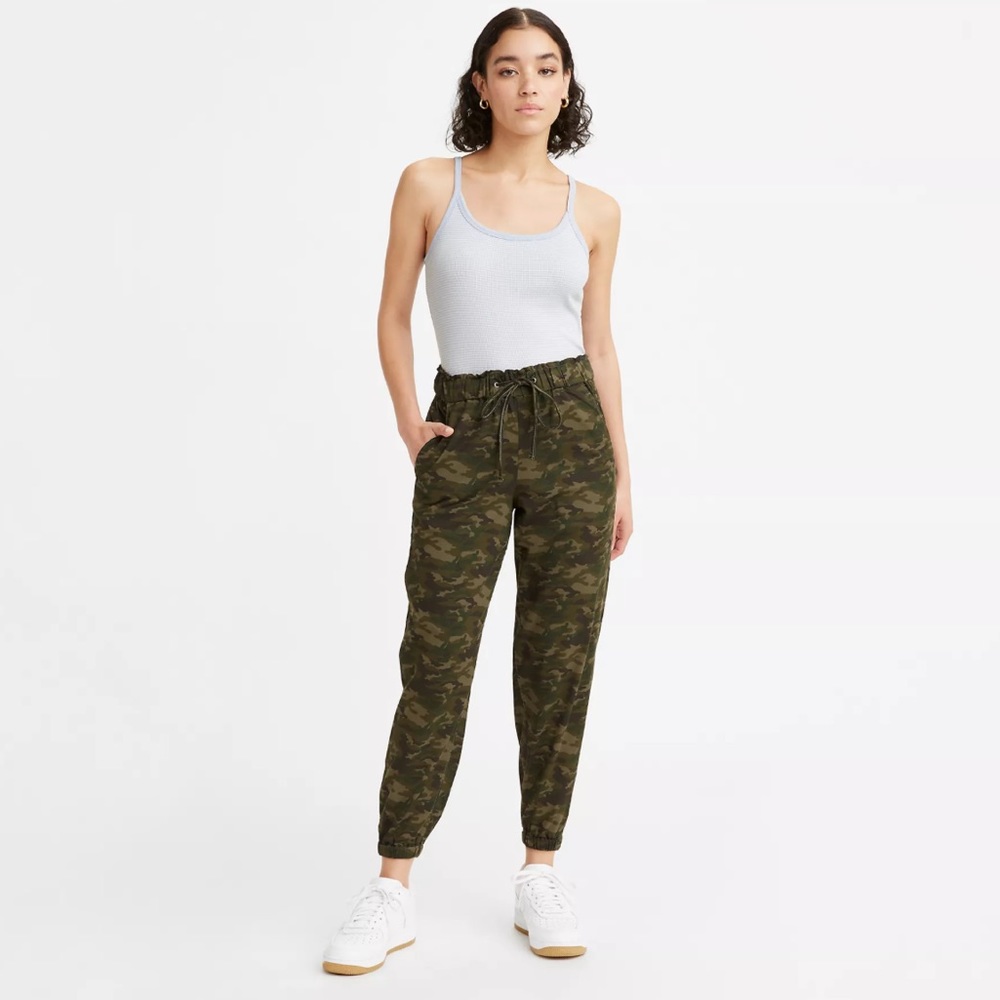 Levi's Medium Joggers Comfy Tapered 
Jet Set Camo elastic drawstring